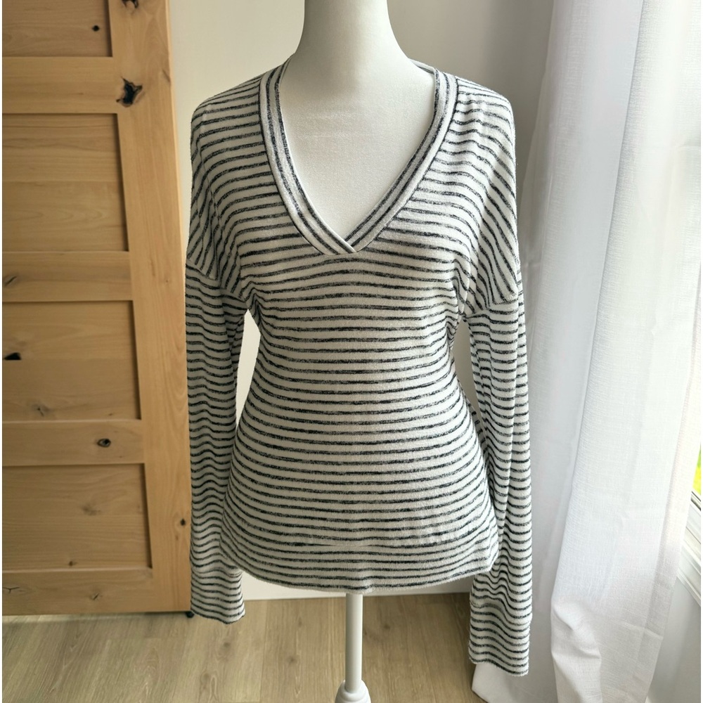 Banana Republic Striped Long Sleeve V-Neck Shirt Grey/White‎ Size Small